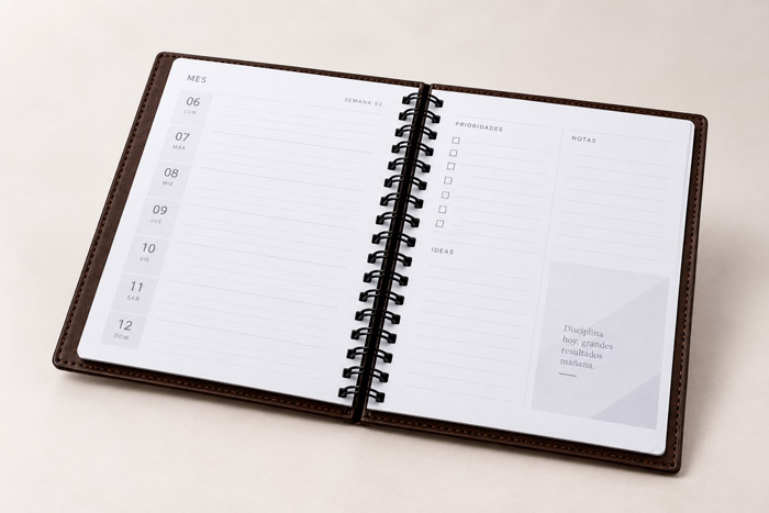 Agenda de espiral abierta mostrando sus páginas interiores