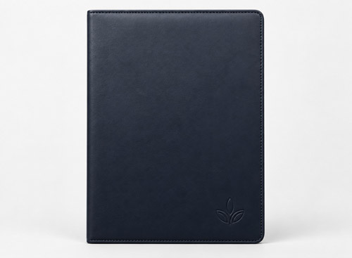 Carpeta azul marino de vinipiel con logotipo discreto en relieve