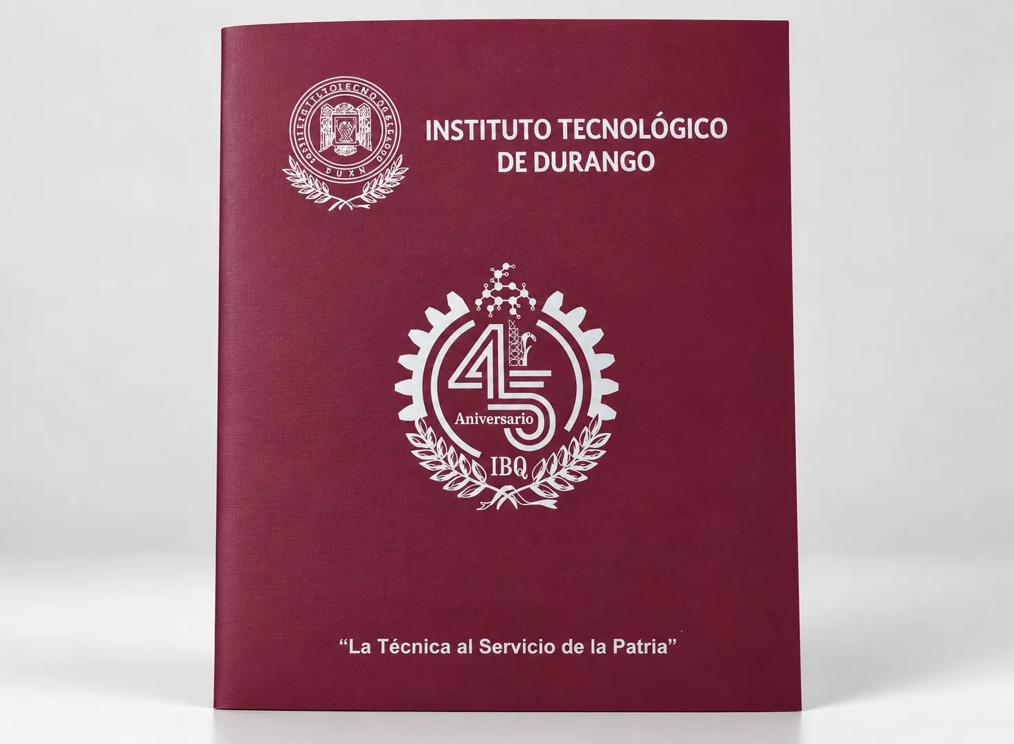 Carpeta guinda con logotipo y emblema conmemorativo impresos en blanco
