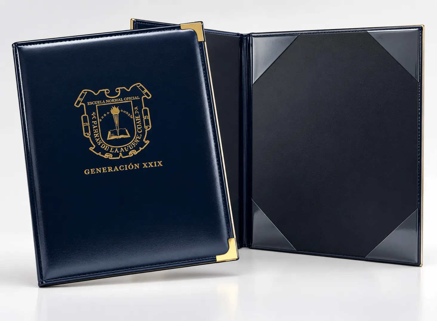 Carpeta azul marino con escudo dorado y esquineros metálicos