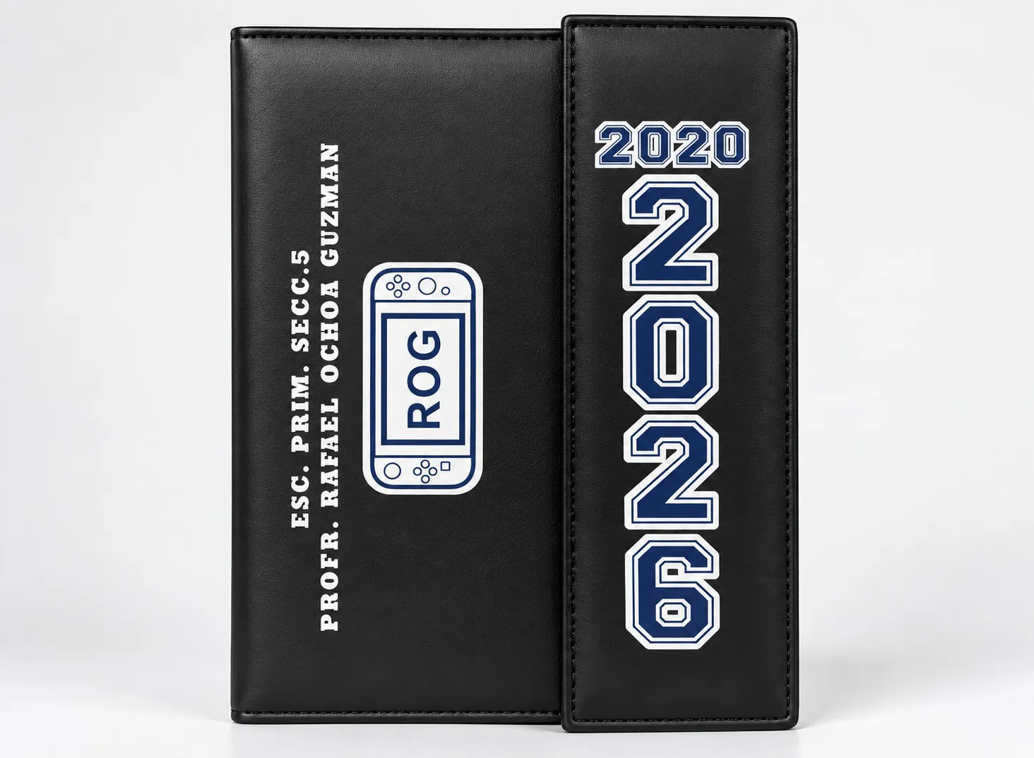 Carpeta de graduación negra con año 2026 y leyendas personalizadas