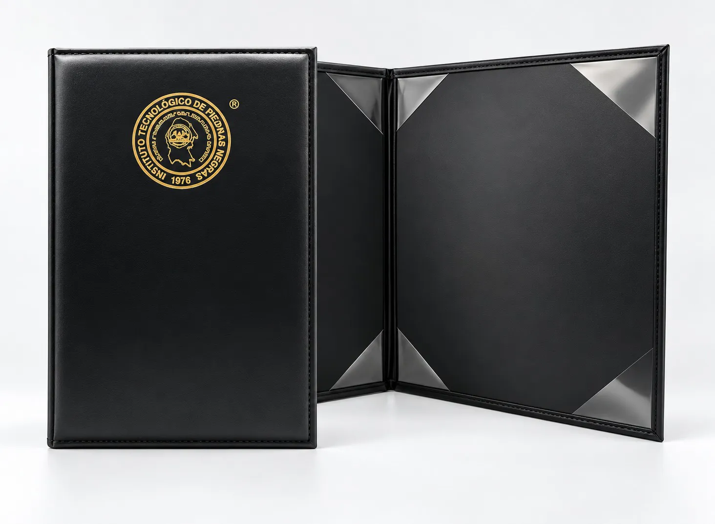 Portatítulos negro con logotipo dorado y esquineros interiores