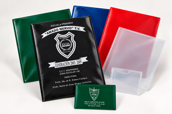 Micas portadocumentos de colores, una negra con impresión plateada, y una credencial verde