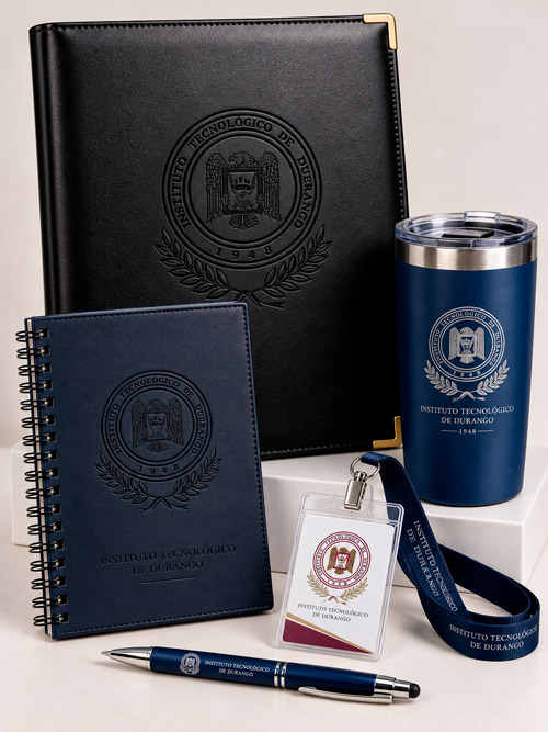 Carpeta negra, cuaderno azul, termo, gafete con cordón y pluma personalizados con el mismo escudo
