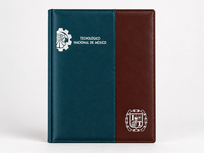 Agenda azul verdosa y guinda con emblema en la portada